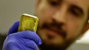 يحمل سبيكة ذهبية في معمل بالبرازيل (أرشيفية)