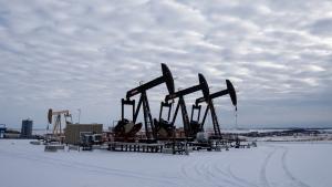 مضخات في أحد حقول النفط في كندا