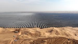 ألواح الطاقة المتجددة في صحراء تنغر في تشونغوي، منطقة نينغشيا هوي ذاتية الحكم في الصين (أرشيفية)