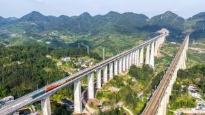 صورة بثتها وكالة شينخوا لموقع بناء خط سكة حديد تشونغتشينغ-وانتشو فائق السرعة في جنوب غربي الصين.