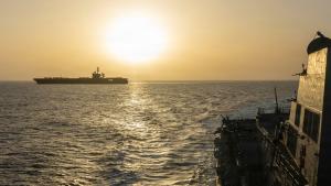 حاملة الطائرات يو إس إس أبراهام لينكولن (يسار) في بحر العرب (16 أبريل 2026)