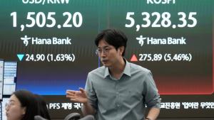 متعامل في غرفة تداول العملات الأجنبية بالمقر الرئيسي لبنك هانا في سيول، كوريا الجنوبية. (أ.ب)