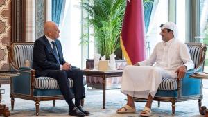 أمير قطر يبحث التطورات الإقليمية مع وزير الدفاع اليوناني (قنا)