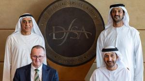 عبدالله بن طوق وفاضل العلي خلال توقيع عبدالله آل صالح ومارك ستيوارد مذكرة التفاهم