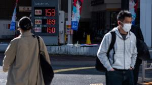 سيراً على الأقدام إلى العمل صباحاً أمام محطة وقود في طوكيو (3 أبريل 2026 / أ.ف.ب)