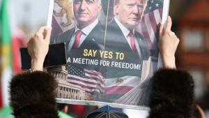 تحمل لافتة عليها صورة رضا بهلوي وترامب خلال احتجاج في لندن (4 أبريل 2026 / رويترز)