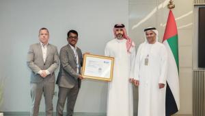 عبد العزيز الملا وجاسم حداد يتسلمان الجائزة