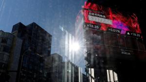 شاشة للأسهم اليابانية في أحد بنوك طوكيو