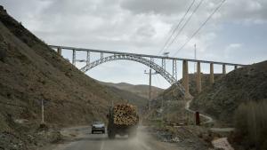 طريق باتجاه طهران بالقرب من الحدود التركية على مشارف رازي، شمال غرب إيران (أ.ب)