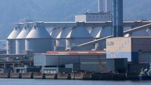 محطة حرارية لتوليد الطاقة في مدينة كوبي اليابانية. طوكيو تسمح بزيادة استخدام محطات تعمل بالفحم (بلومبيرغ)