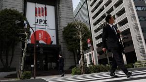 رجل يمر أمام مبنى بورصة طوكيو