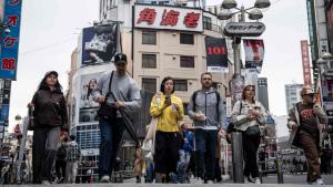 مارة في أحد شوارع طوكيو