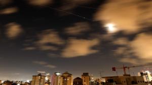 آثار صواريخ في سماء نتانيا، إسرائيل (8 أبريل 2026 أ.ف.ب)