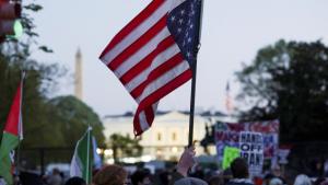 محتجون أمام البيت الأبيض في 7 أبريل 2026، احتجاجا على التصعيد مع إيران (رويترز)