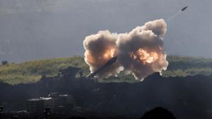 مدفعية تطلق النار باتجاه لبنان (رويترز/صورة أرشيفية 17 مارس 2026)