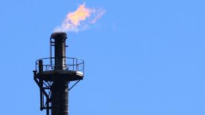 لهب مدخنة منصة هيدروكربونات لشركة توتال في فيلوي، بلجيكا (رويترز)