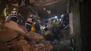 مسعفون أثناء عمليات إنقاذ في أحد المباني المستهدفة في بيروت