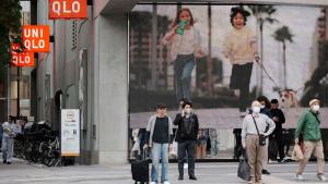 أحد متاجر يونيكلو وسط طوكيو (أ.ف.ب)