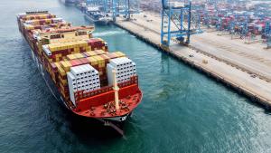 سفينة شحن تغادر رصيف ميناء تشينغداو شرقي الصين (14 أبريل 2026/ أ ف ب)