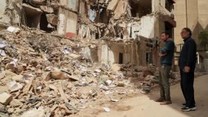 الشقيقان صباغ أمام ما تبقى من المبنى حيث كان منزل العائلة في بيروت