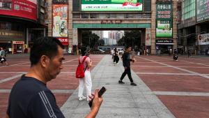 مارّة في ساحة بمدينة قوانغتشو، في الصين (15 أبريل 2026. رويترز)