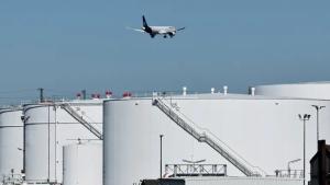 طائرة فوق خزانات وقود