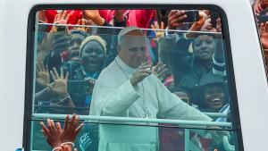 البابا لاوون الرابع عشر لدى وصوله إلى مطار بامندا في الكاميرون