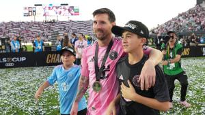 ميسي مع اثنين من أولاده  تياغو وماتيو  بعد الفوز بلقب الدوري الأمريكي