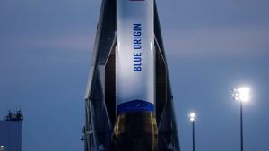 الصاروخ الكبير "نيو غلين" على منصة الإطلاق بمحطة كيب كانافيرال الفضائية في كيب كانافيرال بولاية فلوريدا الأمريكية (رويترز)