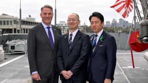 أثناء حفل توقيع عقد توريد أول ثلاث سفن حربية يابانية (أ.ف.ب)