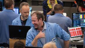 متداولون في قاعة تداول خيارات مؤشر ستاندرد آند بورز في بورصة شيكاغو للخيارات العالمية في إلينوي