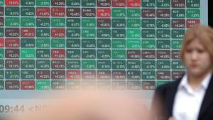 شاشة للأسهم اليابانية في طوكيو