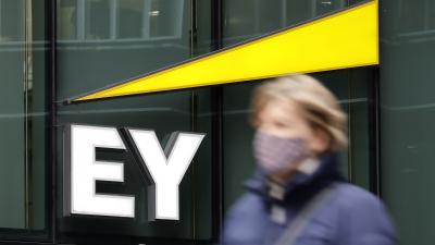 مدخل مكاتب «إي واي» في لندن