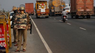 الشرطة الهندية تمنع المزارعين من قطع الطرق الرئيسية للعاصمة ضمن "حملة إصلاحية"