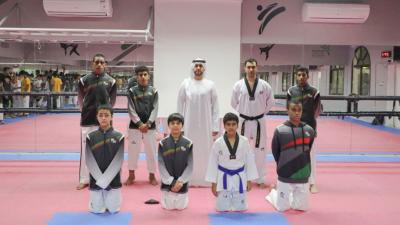 العويس مع اللاعبين والمدرب
