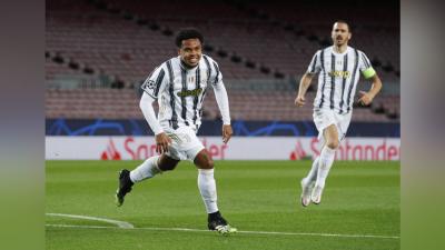 ماكيني يحتفل بهدف في شباك برشلونة