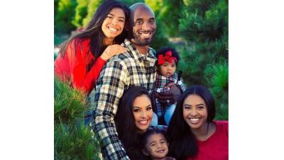 فانيسا مع زوجها براينت وأولادهما