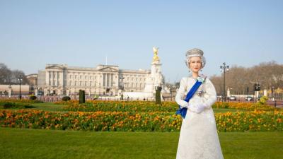 باربي في صورة الملكة إليزابيث