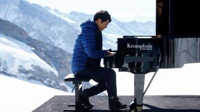 لانغ لانغ، يقيم حفلة موسيقية فريدة على قمة جبال الألب