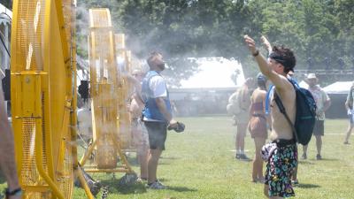 شاهد كيف يواجه الأوروبيون الأمريكيون الموجة الحارة