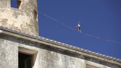 المغامر الفرنسي ناثان بولين يحبس الأنفاس بالمشي على حبل مشدود فوق ميناء بونيفاسيو.