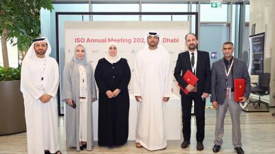 عمر السويدي وعبير الزهير والحضور عقب توقيع مذكرة التفاهم