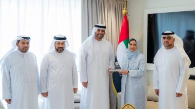 عيسى هلال يهدي عزة بنت سليمان درع المجلس