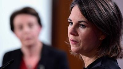 وزيرة الخارجية الألمانية تحض على «الحذر» في التعامل التجاري مع الصين