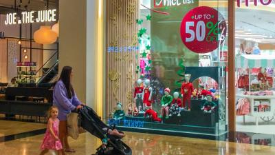 متسوقة وولديها في مول الإمارات بدبي (تصوير: محمد شعلان)