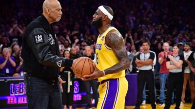 ليبرون يسلم على كريم عبد الجبار بعد تحطيم رقمه