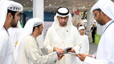 سلطان الجابر يطلع على كتاب «الطريق إلى كوب 28»