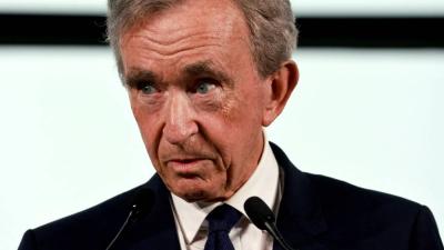 برنارد أرنو يتحدث خلال مؤتمر صحفي (رويترز)