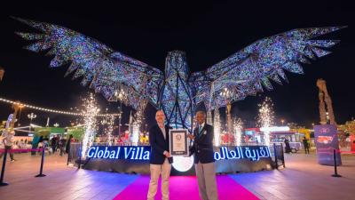 أكبر مجسم معدني لطائر في العالم يحطّ رحاله في القرية العالمية