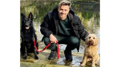 جريليش ينشر صورة مع كلبي الحماية